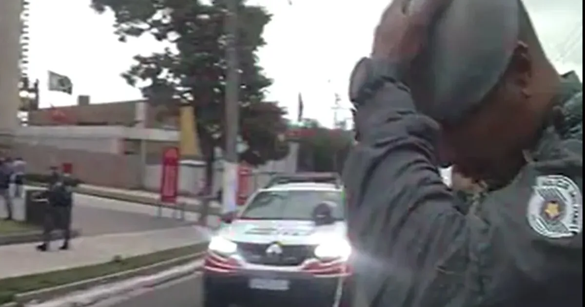Novo vídeo mostra PM atirando em homem antes de começar a chorar pedindo para ele não morrer