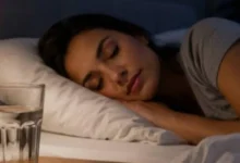 Por que tantas pessoas deixam água ao lado da cama?
