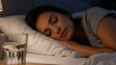 Por que tantas pessoas deixam água ao lado da cama?