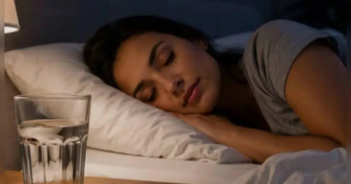 Por que tantas pessoas deixam água ao lado da cama?