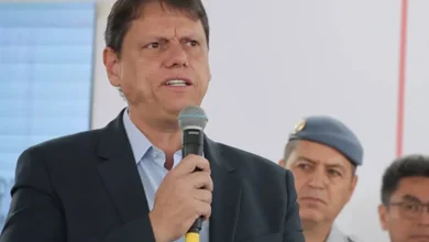 Tarcísio vê condenação de Eduardo "injusta" e sem efeito sobre chapa