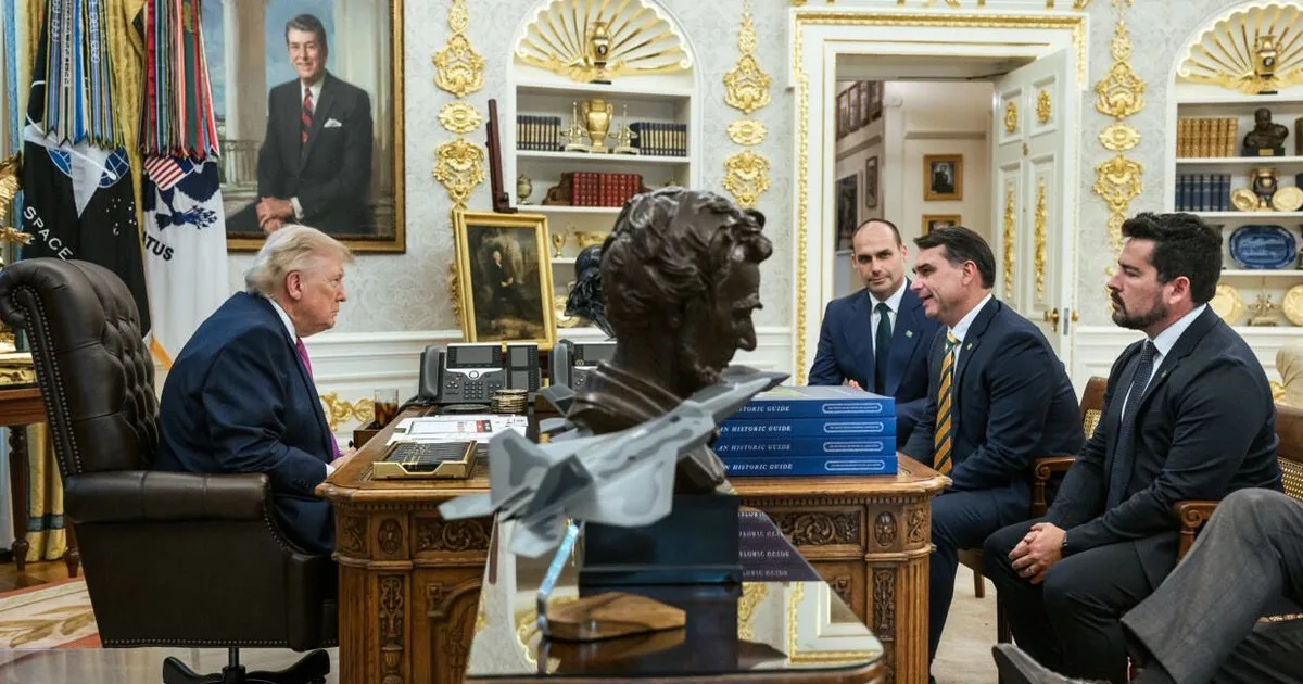 Trump elogia Flávio Bolsonaro após encontro na Casa Branca