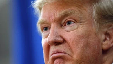 Trump se irrita, joga microfone e abandona entrevista nos EUA