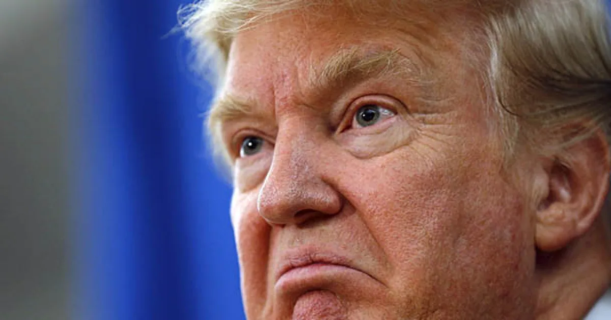 Trump se irrita, joga microfone e abandona entrevista nos EUA