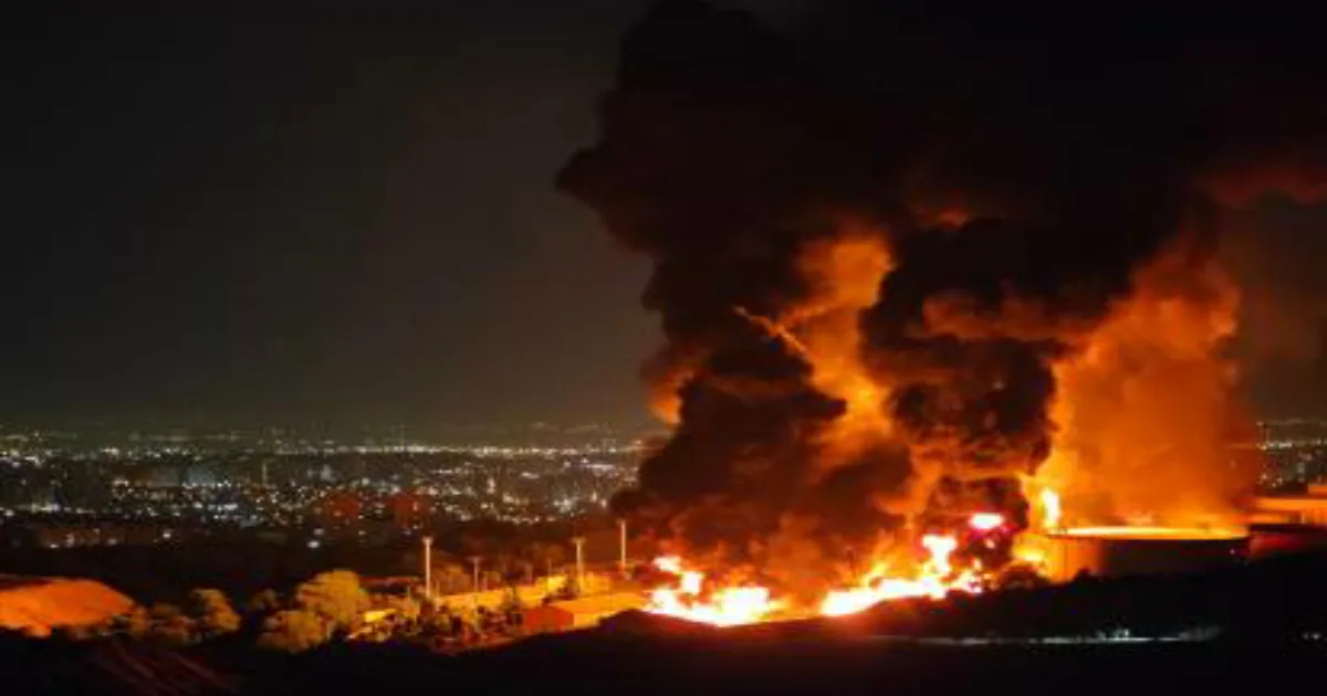 Vídeo flagra momento exato em que míssil destrói cidade na Ucrânia