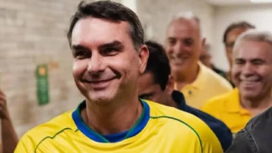 Aliado de Flávio Bolsonaro deixa de usar tornozeleira por decisão de Moraes