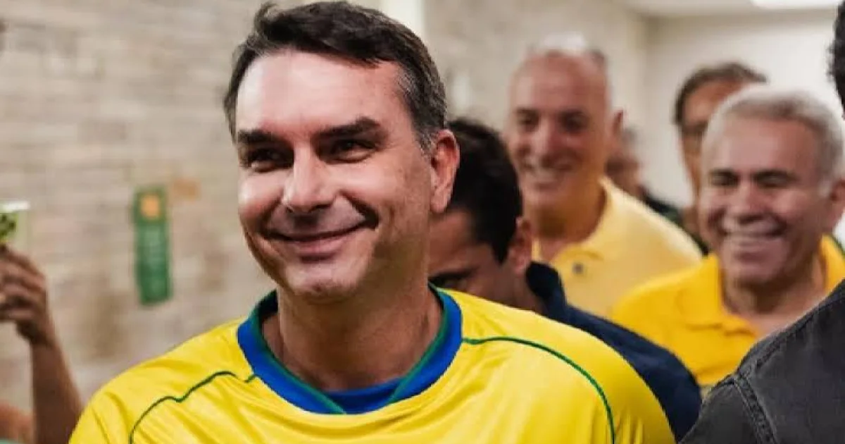 Aliado de Flávio Bolsonaro deixa de usar tornozeleira por decisão de Moraes