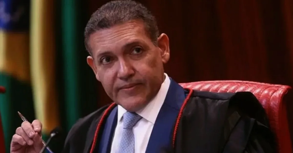 Após acusações contra Flávio, Nunes Marques determina retirada em 24h