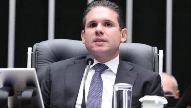 Após atingir Valdemar, Dino dá 10 dias a Hugo Motta