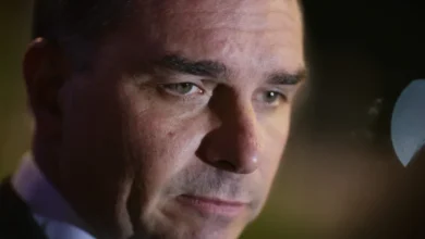 Após dispensar PF, Flávio cita ameaças e passa a usar colete à prova de balas