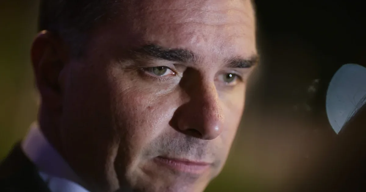 Após dispensar PF, Flávio cita ameaças e passa a usar colete à prova de balas