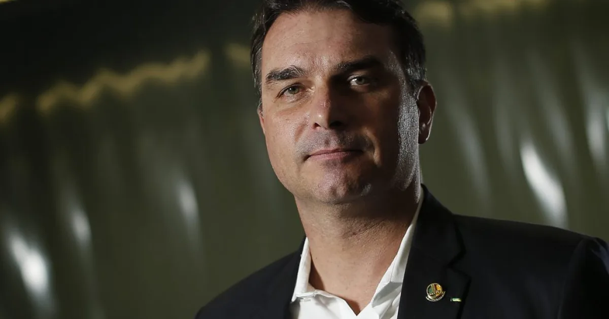 Após eliminação do Brasil na Copa, Flávio Bolsonaro liga derrota ao PT