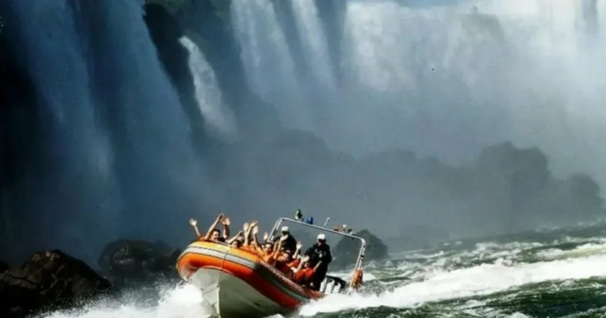 Barco vira durante passeio nas Cataratas do Iguaçu