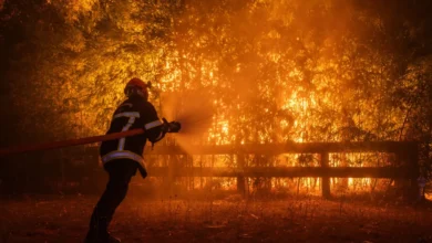 Bombeiros enfrentam ‘nuvens de fogo’ em incêndios históricos na França e na Espanha