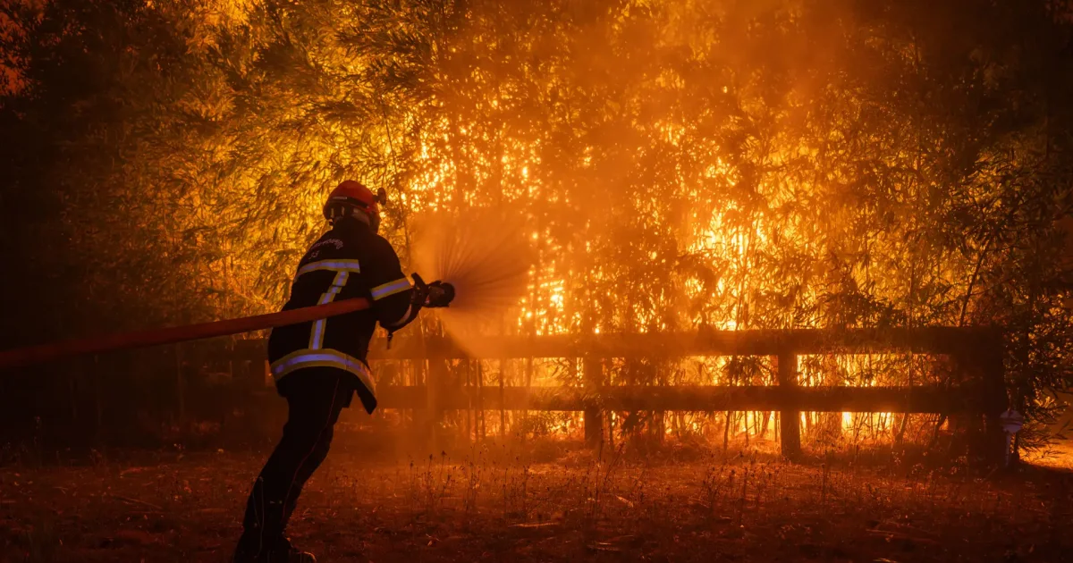 Bombeiros enfrentam ‘nuvens de fogo’ em incêndios históricos na França e na Espanha