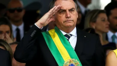 Carlos visita Bolsonaro e diz que o pai está 'ciente de tudo'