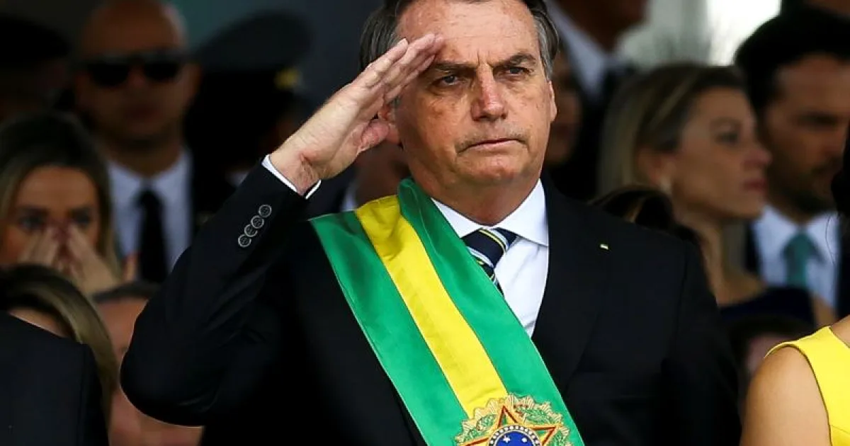 Carlos visita Bolsonaro e diz que o pai está 'ciente de tudo'