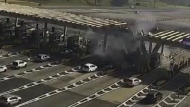 Carro "voa" sobre pista, bate em pedágio e deixa uma pessoa sem vida em SP