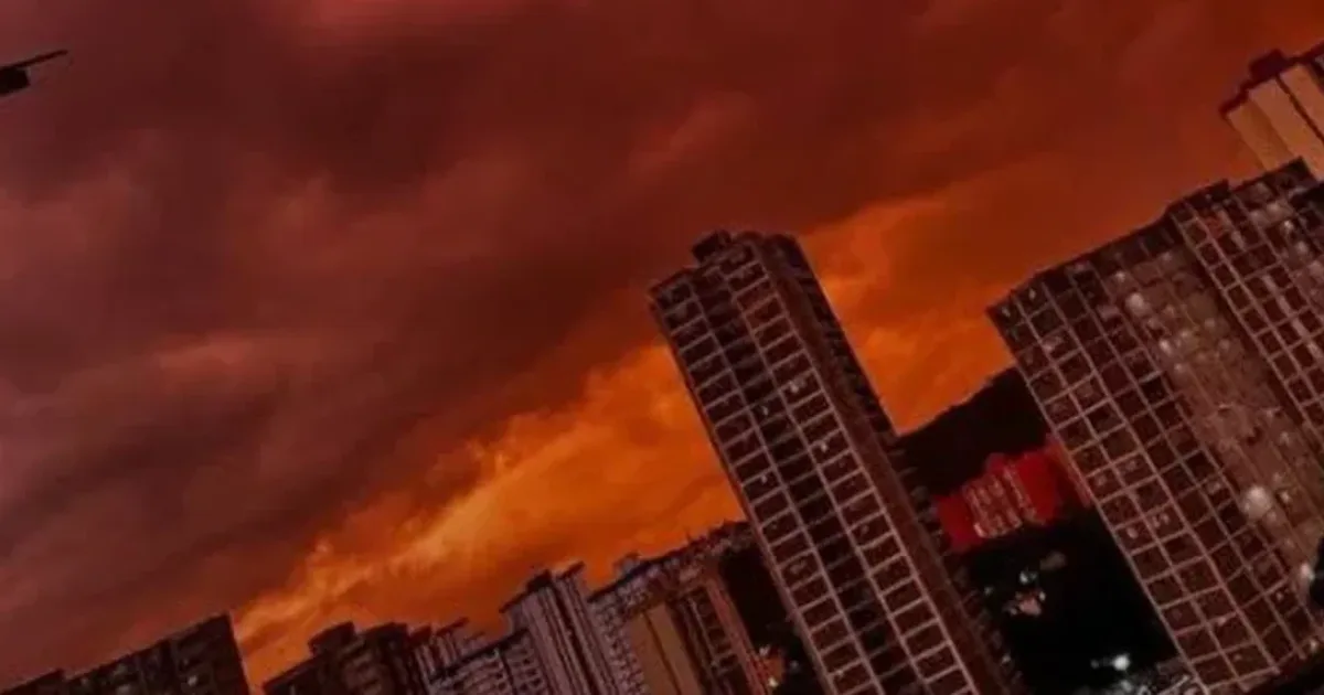 Céu da Venezuela fica totalmente vermelho durante pôr do sol