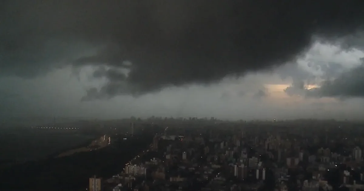 Defesa Civil de Porto Alegre emite alerta para chuva intensa e ventos fortes até terça-feira