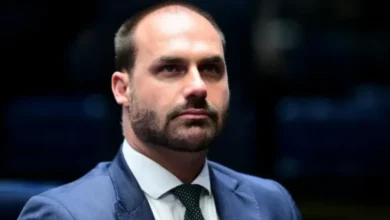 Eduardo diz por que Bolsonaro não pode confiar em ninguém além dos filhos