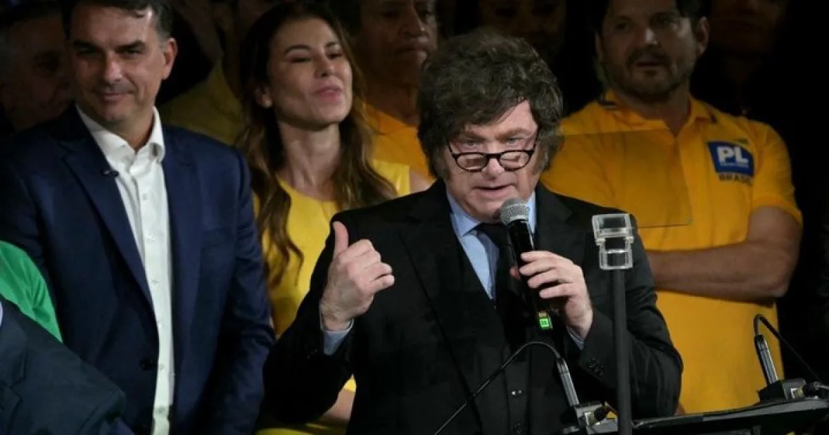 Em convenção de Flávio, Milei prega 'fim do socialismo' e cita 'risco Lula‘