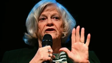 Ex-ministra Ann Widdecombe é encontrada sem vida; homem é preso