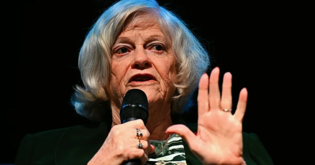 Ex-ministra Ann Widdecombe é encontrada sem vida; homem é preso