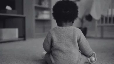 Falece bebê de um ano que ficou com a cabeça presa em uma grade