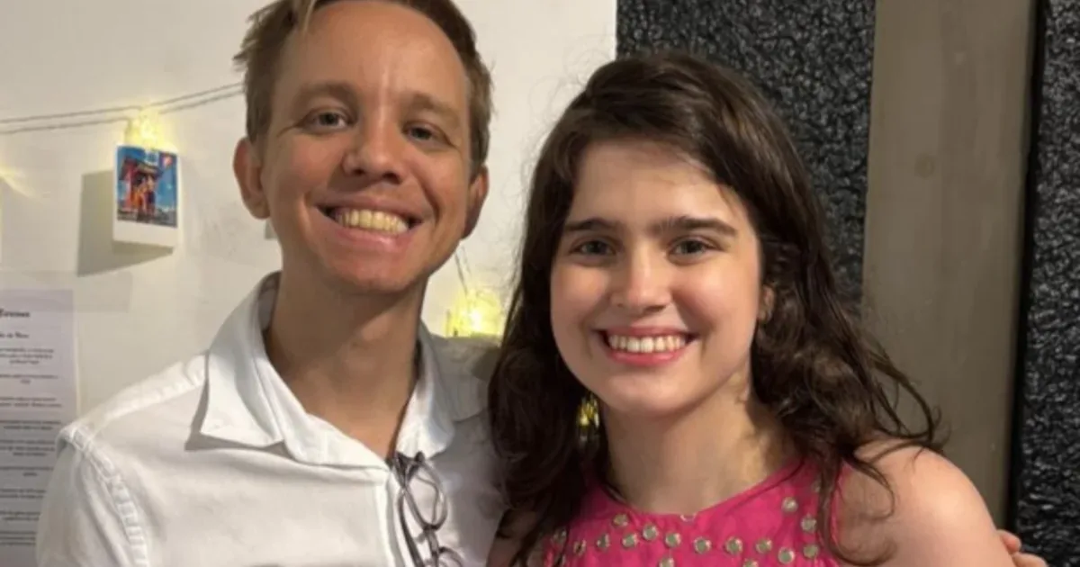 Filha de Tadeu Schmidt anuncia noivado e faz declaração para o novo amor