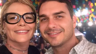 Flávio Bolsonaro confirma que a mãe, Rogeria, concorrerá à Câmara