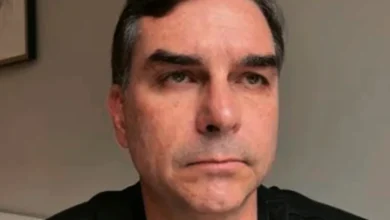 Flávio Bolsonaro critica decisão de Moraes e chama medida de ilegal