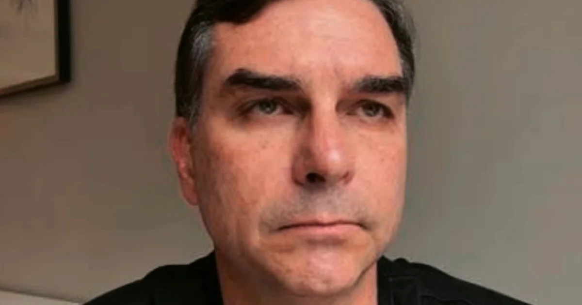 Flávio Bolsonaro critica decisão de Moraes e chama medida de ilegal