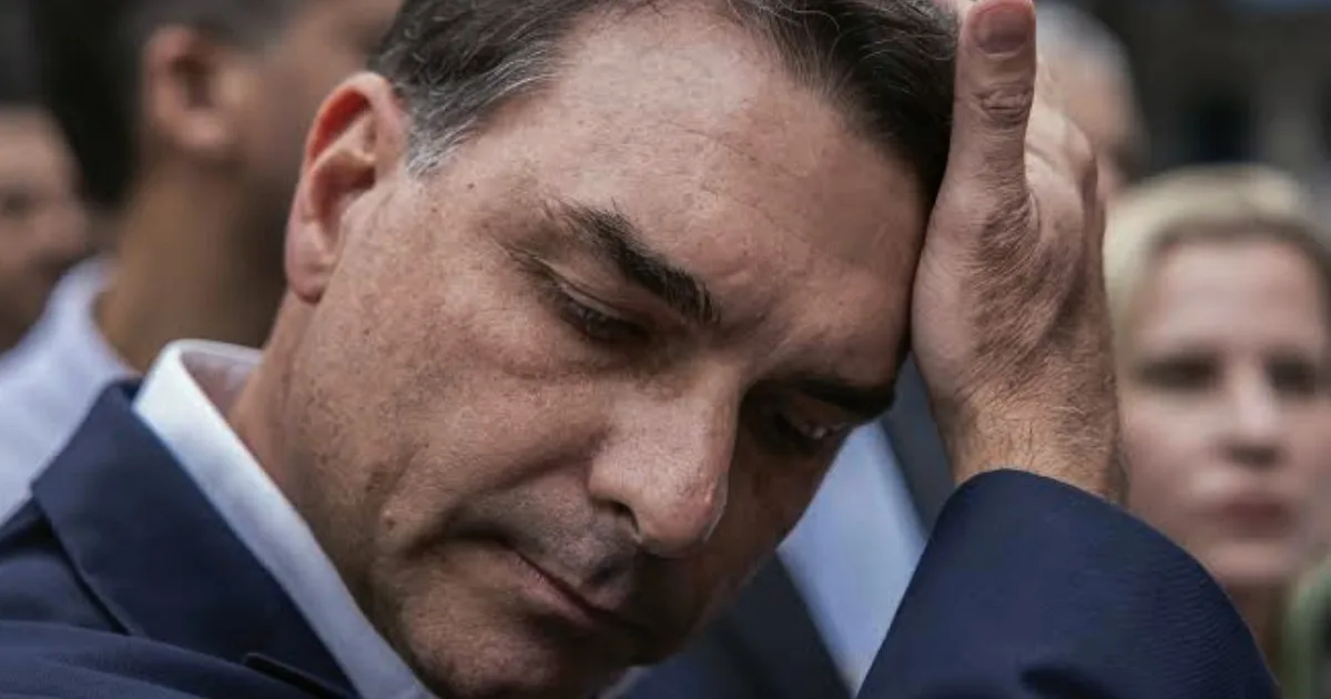Flávio Bolsonaro decide falar e expõe detalhes