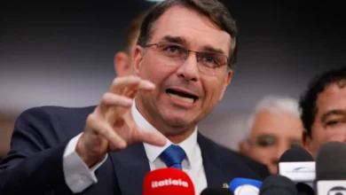 Flávio Bolsonaro desembarca nos EUA para discutir tarifa contra o Brasil