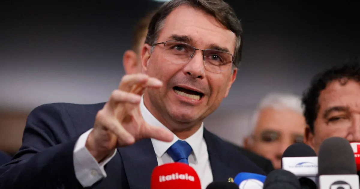 Flávio Bolsonaro desembarca nos EUA para discutir tarifa contra o Brasil