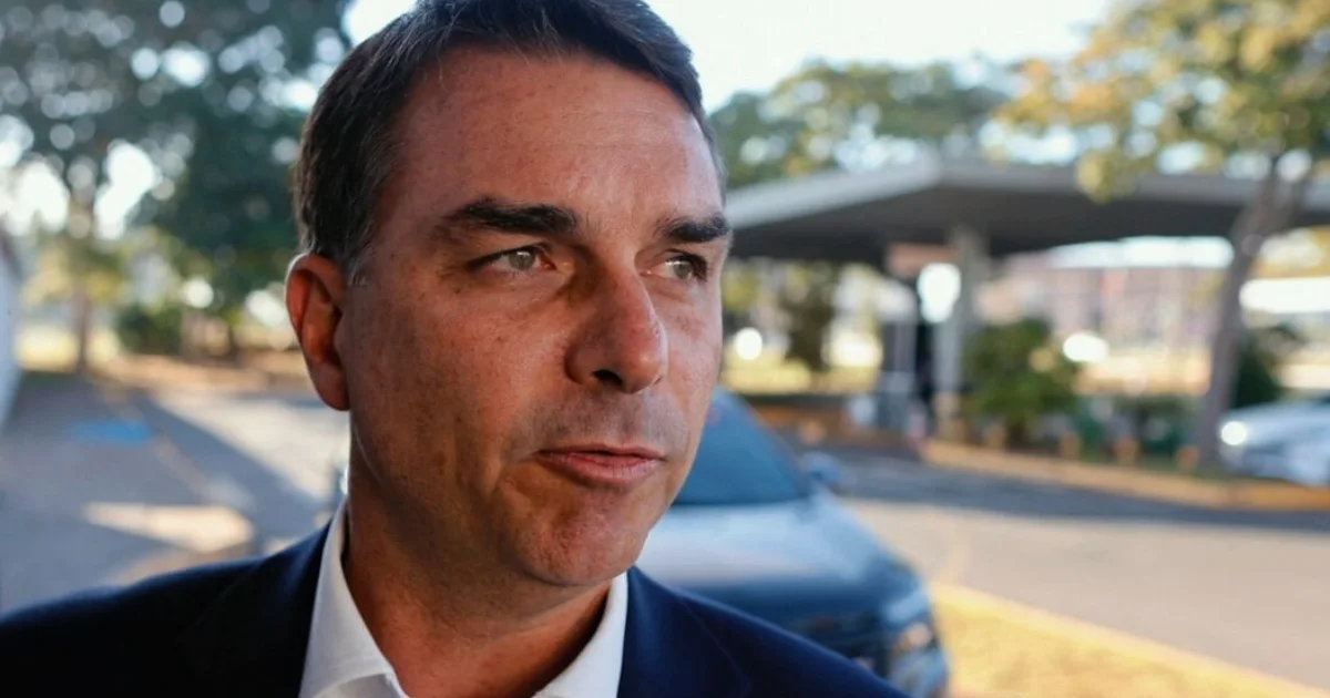 Flávio Bolsonaro é atingido por nova notícia nesta manhã