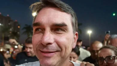 Flávio Bolsonaro gera revolta ao dizer que Maria da Penha não serve para nada: é um "pedaço de papel"
