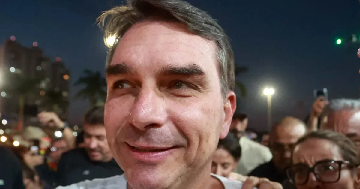 Flávio Bolsonaro gera revolta ao dizer que Maria da Penha não serve para nada: é um "pedaço de papel"