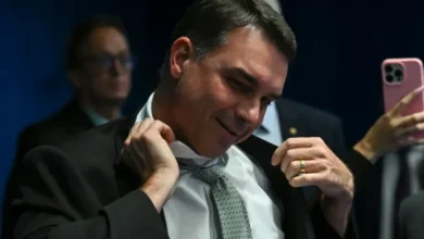 Flávio Bolsonaro não recebe apoio político e tem pior notícia de aliado