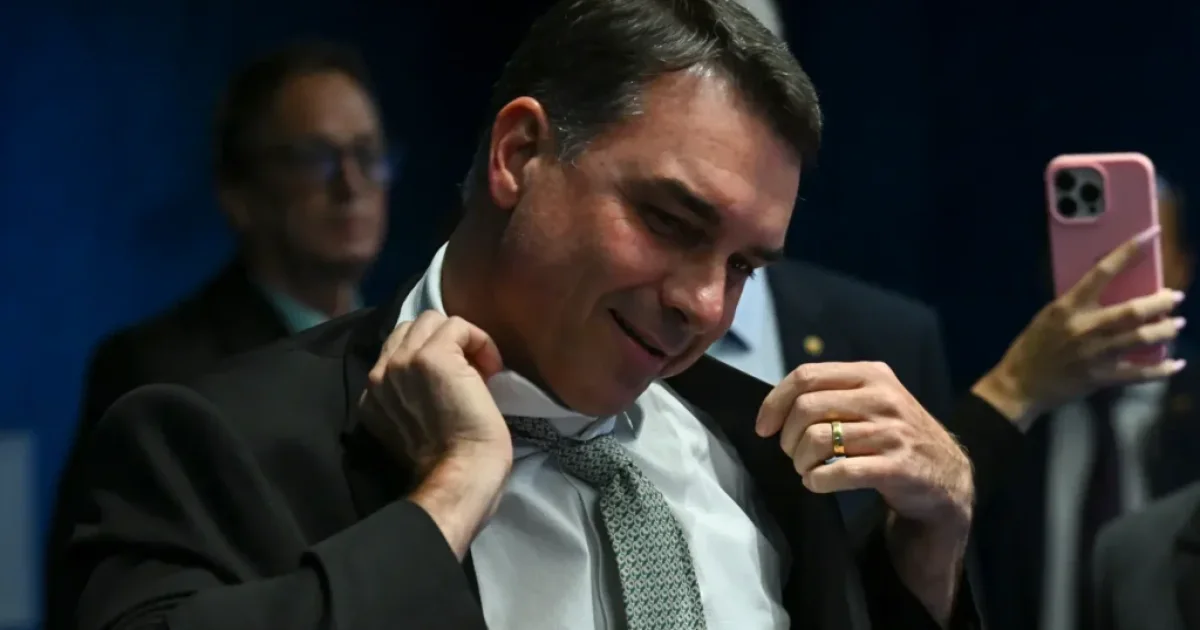 Flávio Bolsonaro não recebe apoio político e tem pior notícia de aliado