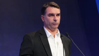 Flávio Bolsonaro pode ter candidatura cassada por uso de imagem do pai com IA, diz jurista