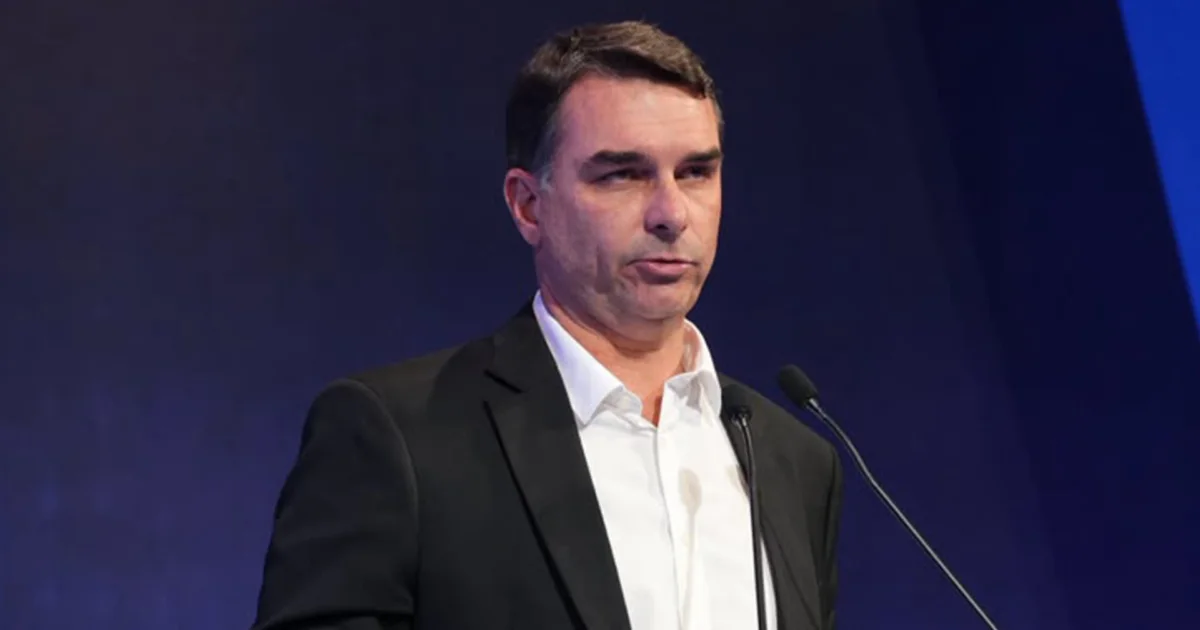 Flávio Bolsonaro pode ter candidatura cassada por uso de imagem do pai com IA, diz jurista