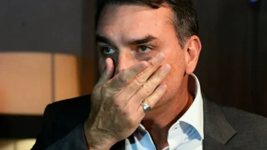 Flávio Bolsonaro quebra o silêncio e dispara contra Moraes e Dino