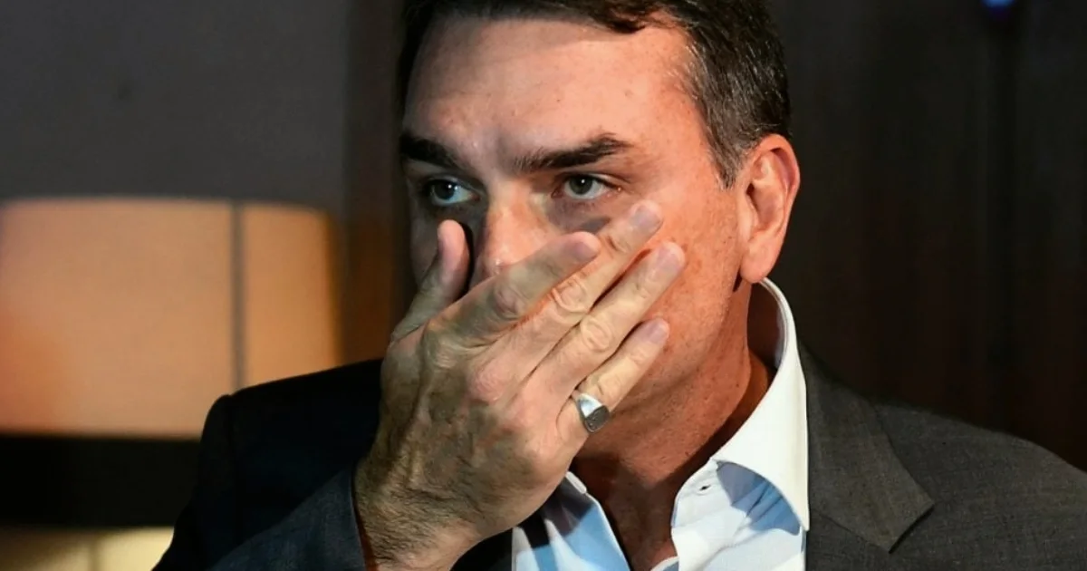 Flávio Bolsonaro quebra o silêncio e dispara contra Moraes e Dino