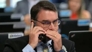 Flávio Bolsonaro retoma críticas às urnas em momento decisivo da campanha