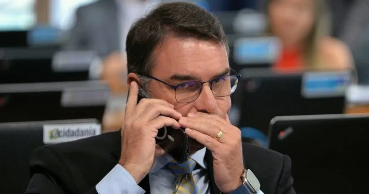 Flávio Bolsonaro retoma críticas às urnas em momento decisivo da campanha