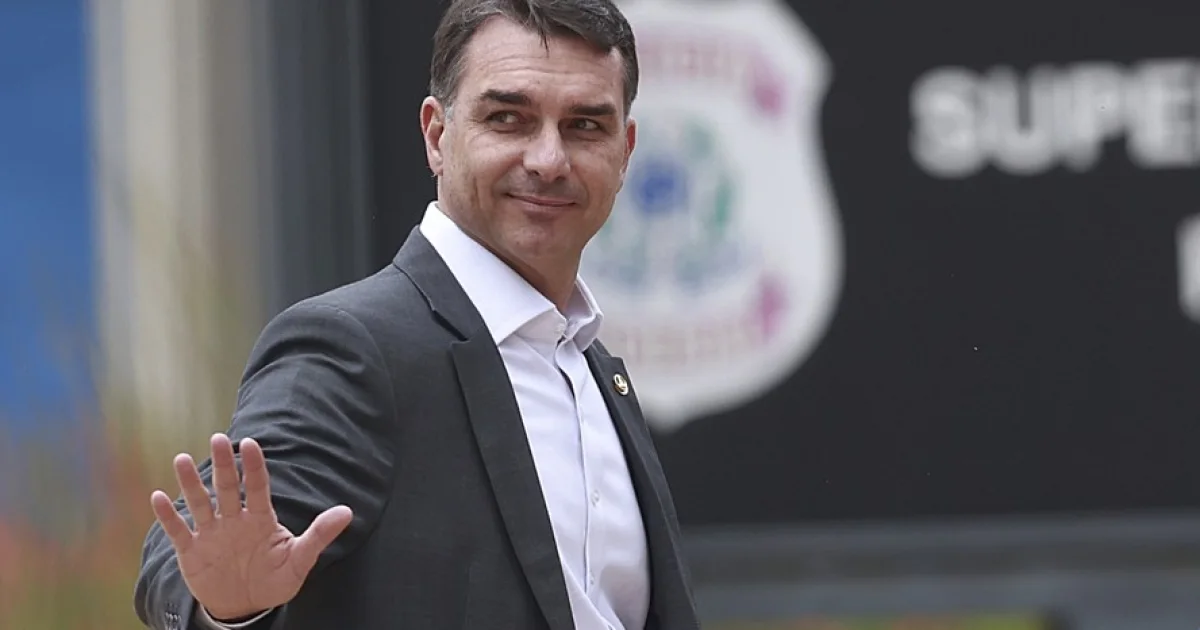Flávio depõe à PF por escrito em inquérito sobre suposta calúnia a Lula