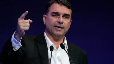 Flávio diz confiar no sistema eleitoral, mas não corrige dado falso