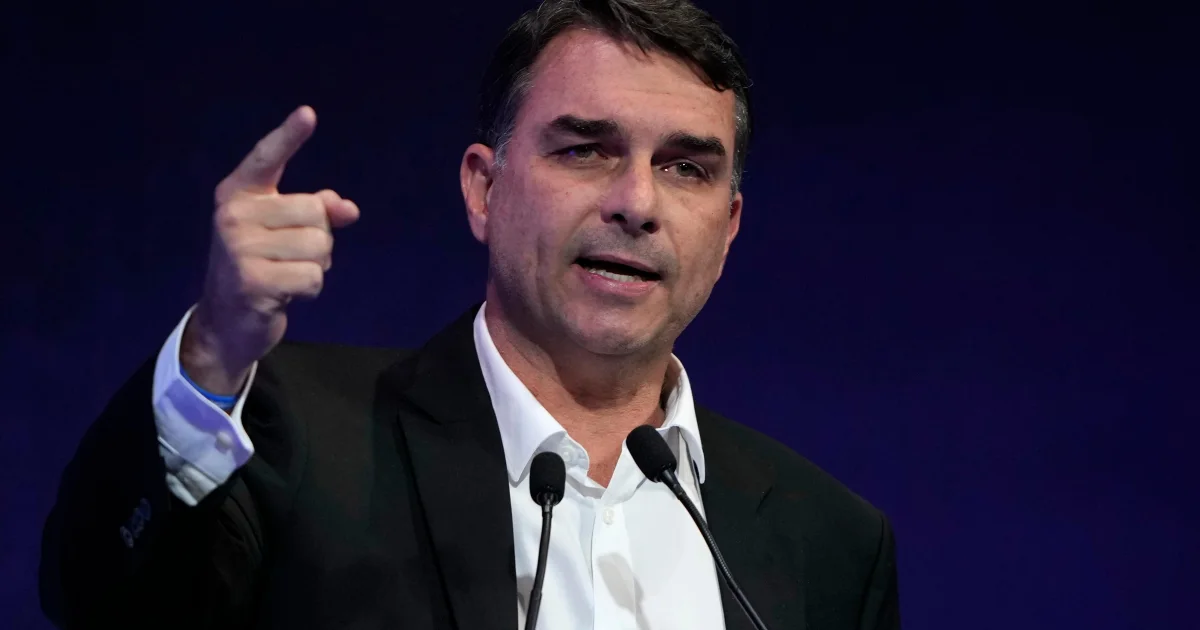 Flávio diz confiar no sistema eleitoral, mas não corrige dado falso
